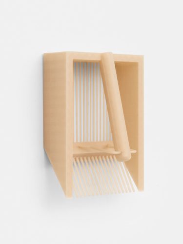 Le-peigne,2024, mussel shells and corn, 19 x 5 x 13 cm